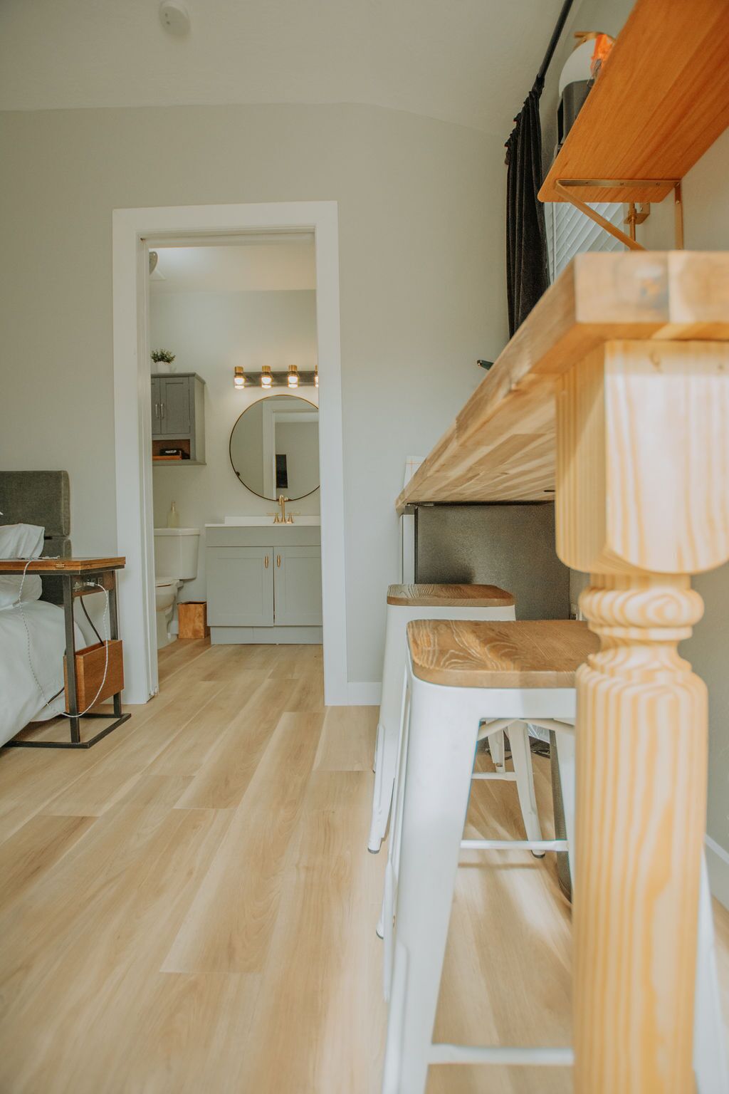 4 habitaciones, tabla de planchar con plancha y cuna de viaje 