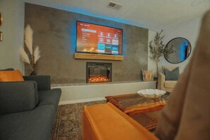 Smart TV, fireplace, stereo - Casa Cerrillos+Hot Tub+Pet Friendly+No Pet Fee! (Albuquerque)
