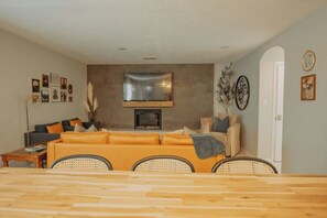 TV connectée, cheminée, chaîne hi-fi