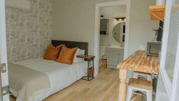 4 dormitorios, tabla de planchar con plancha, cuna de viaje