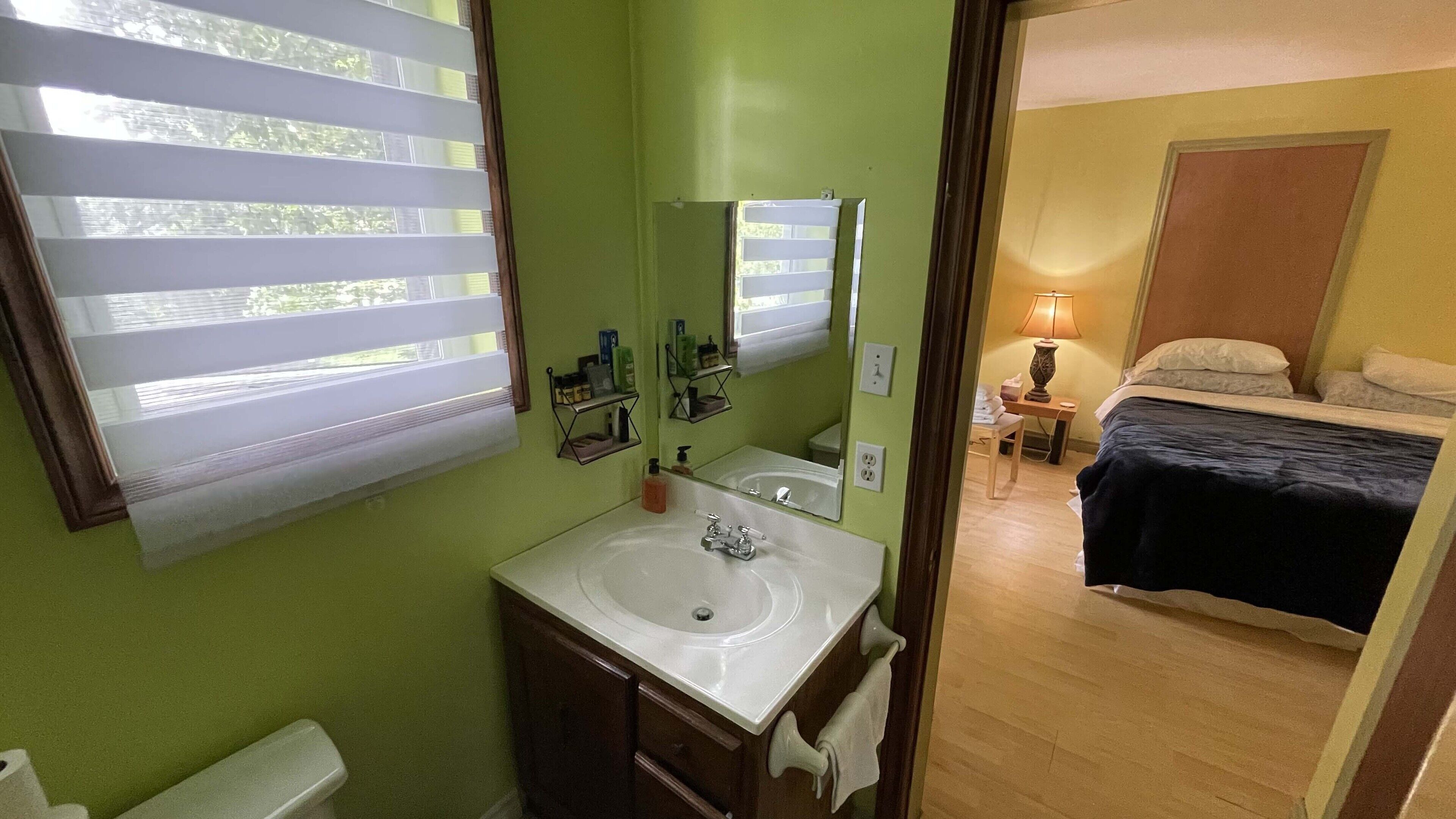 Bright w/ Huge Backyard + 5min to Parks!