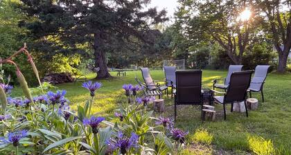 Bright w/ Huge Backyard + 5min to Parks!