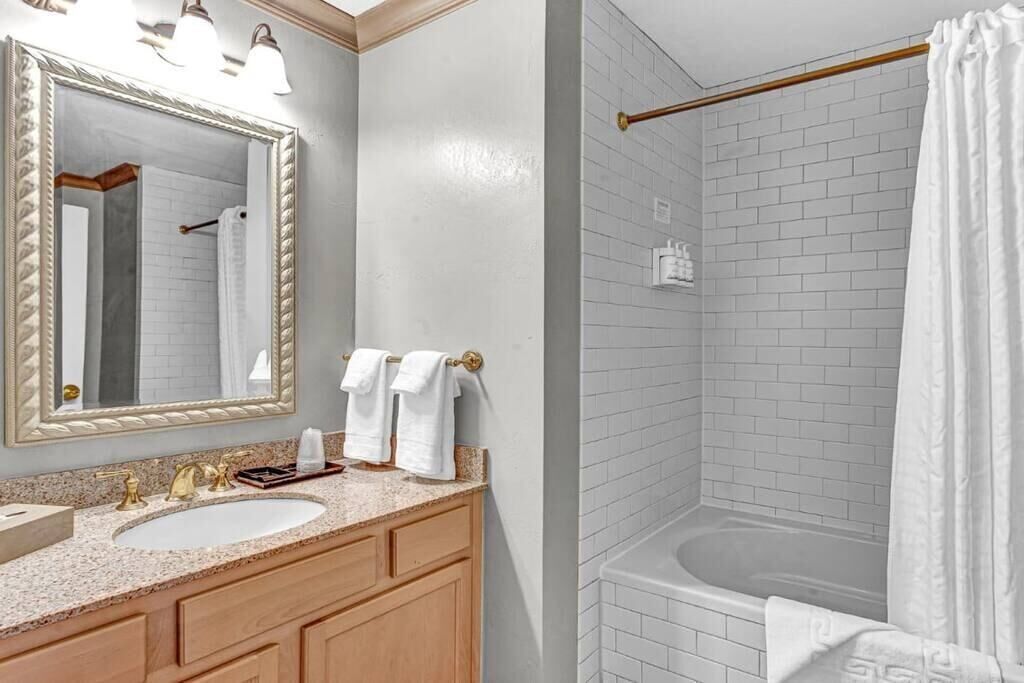 Just Beachy - King Suite on Lake Michigan