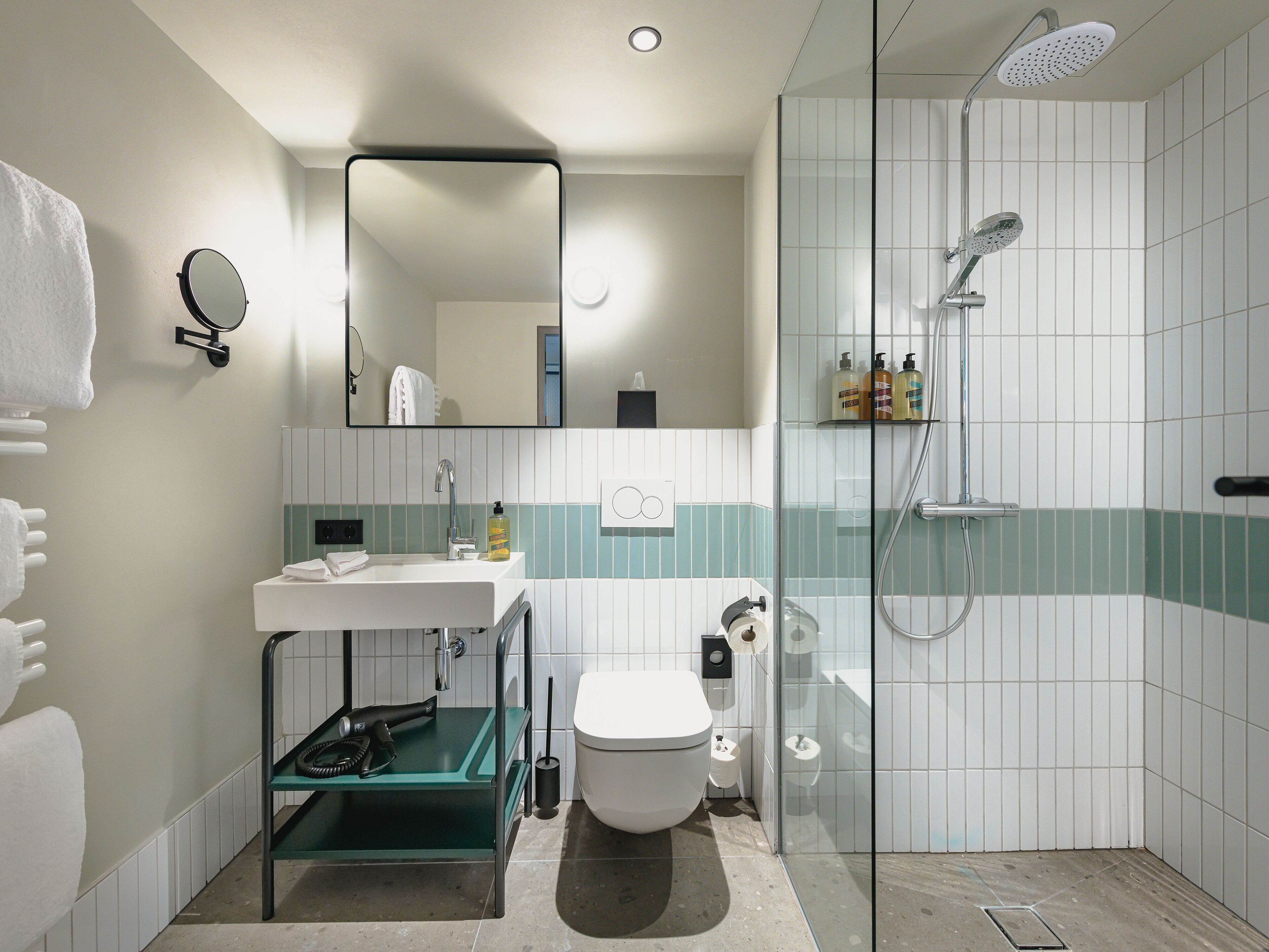 Articles de toilette (gratuits), séchoir à cheveux, peignoirs