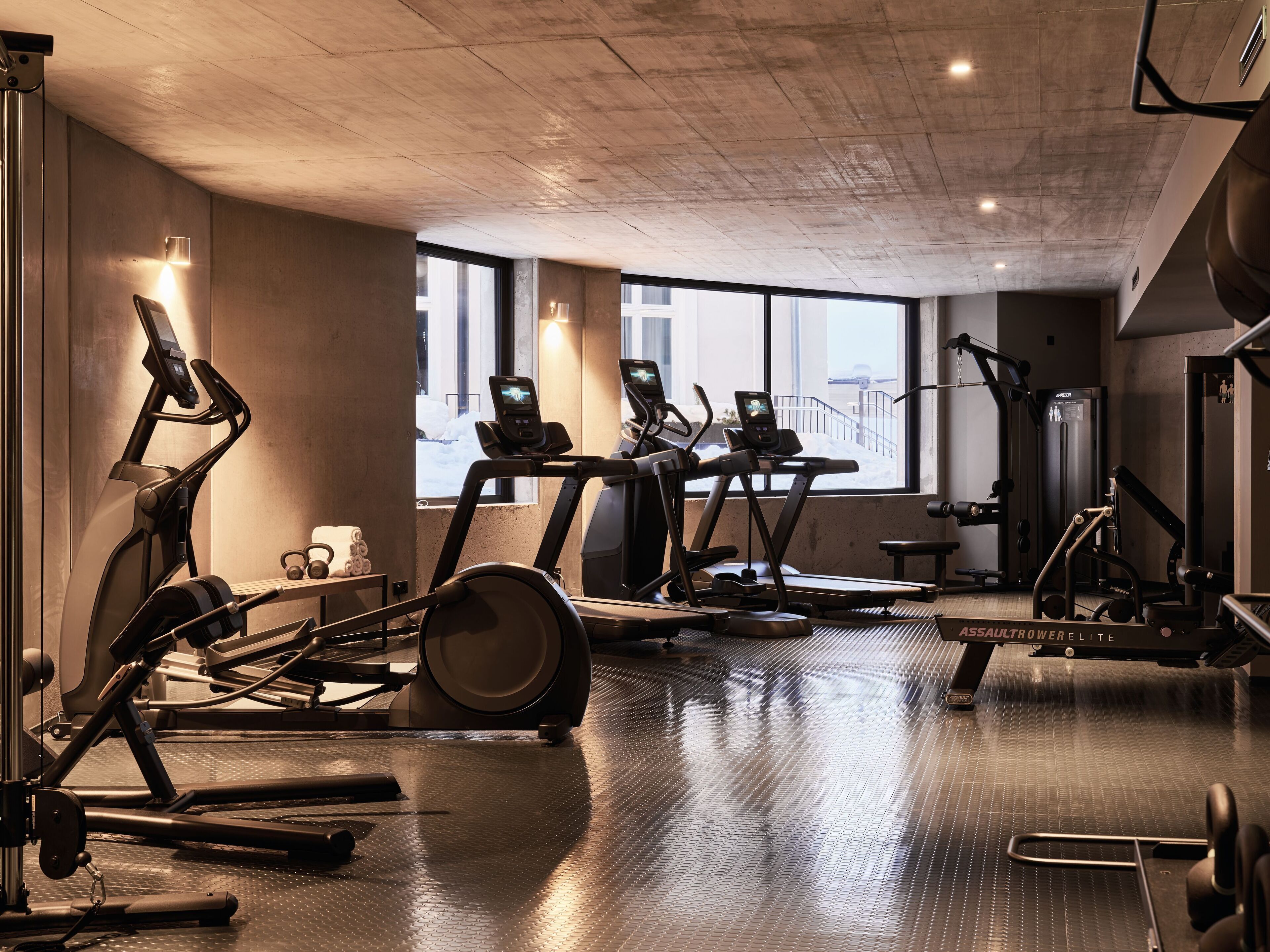 Ett gym med löpband, crosstrainers och styrketräningsutrustning.