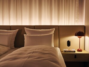 Suite estudio senior | Ropa de cama hipoalergénica, edredón y artículos del minibar gratis 