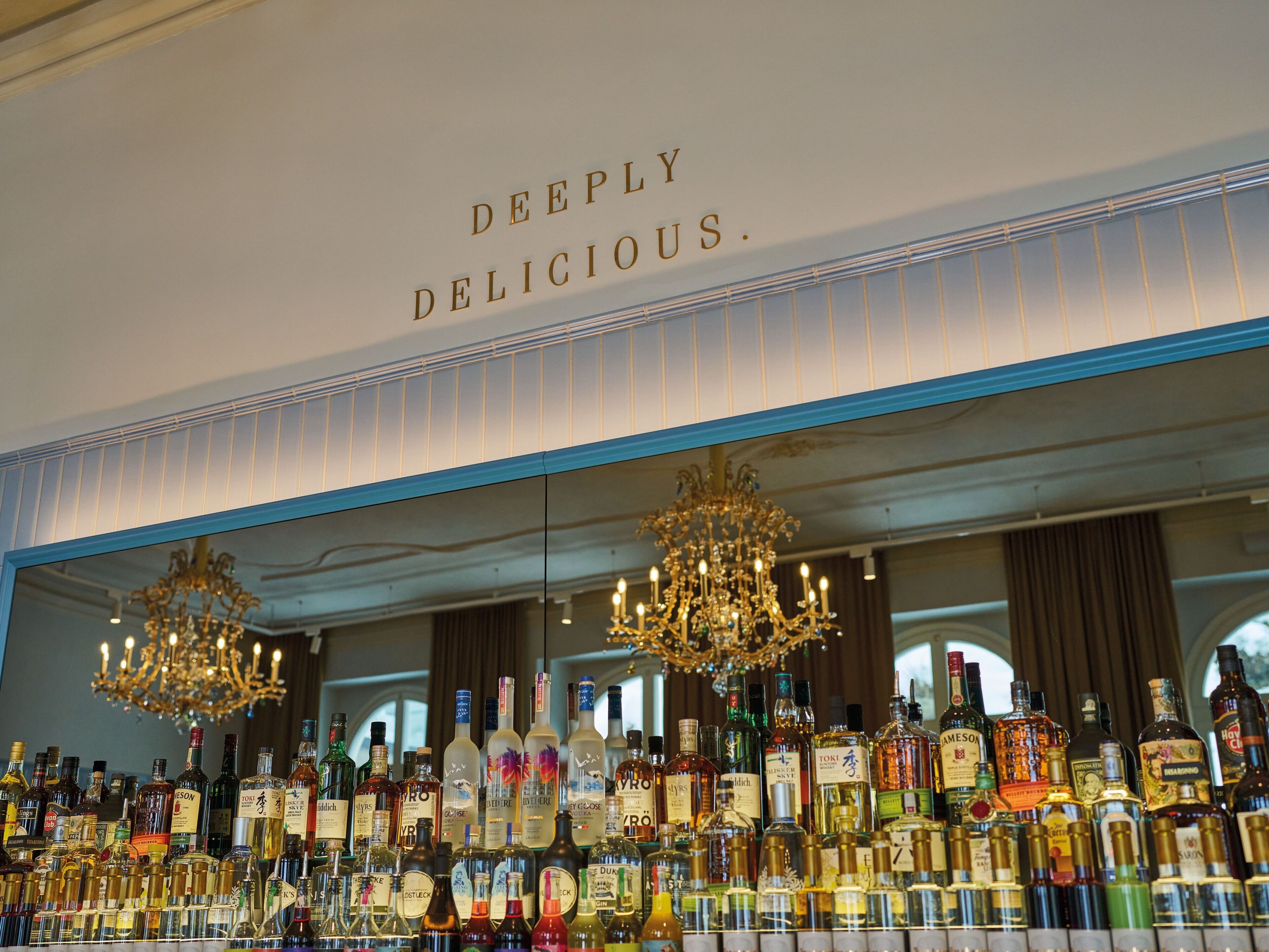 2 bars/lounges
