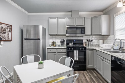 Modern 2BR in West Sac *5 Mins Downtown* w/Laundry