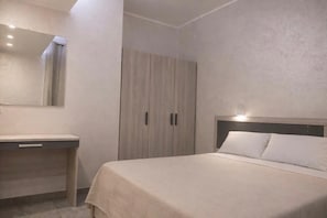 1 habitación, escritorio, wifi gratis y ropa de cama