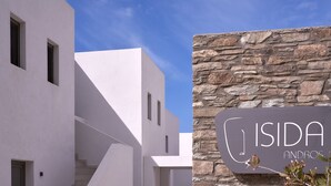 Un edificio moderno con una pared de piedra y un cartel que dice "ISIDA ANDROS".