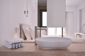 Dobbeltværelse | Badeværelse | Bruser, brusehoved med spredningseffekt, hårtørrer, bidet