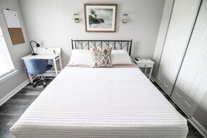 2 makuuhuonetta, työpöytä, silitysrauta/-lauta, ilmainen Wi-Fi