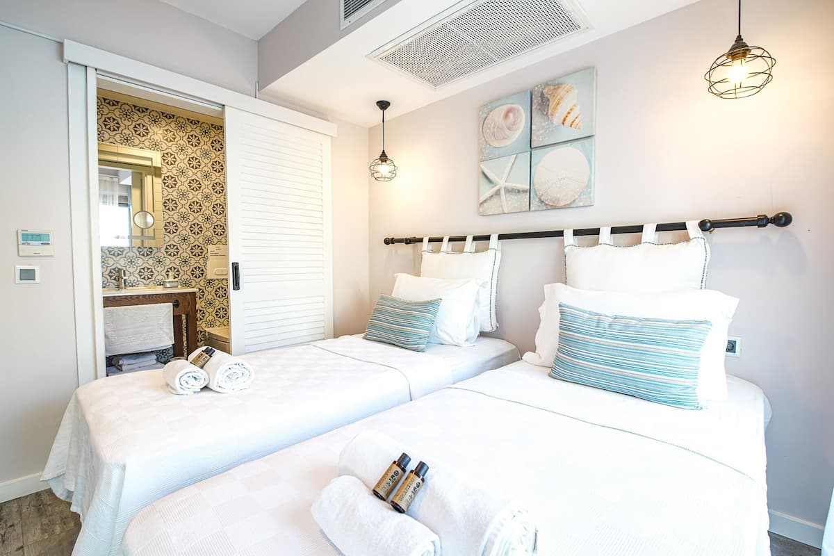 Chambre Deluxe avec lits jumeaux, balcon | 1 chambre, draps fournis