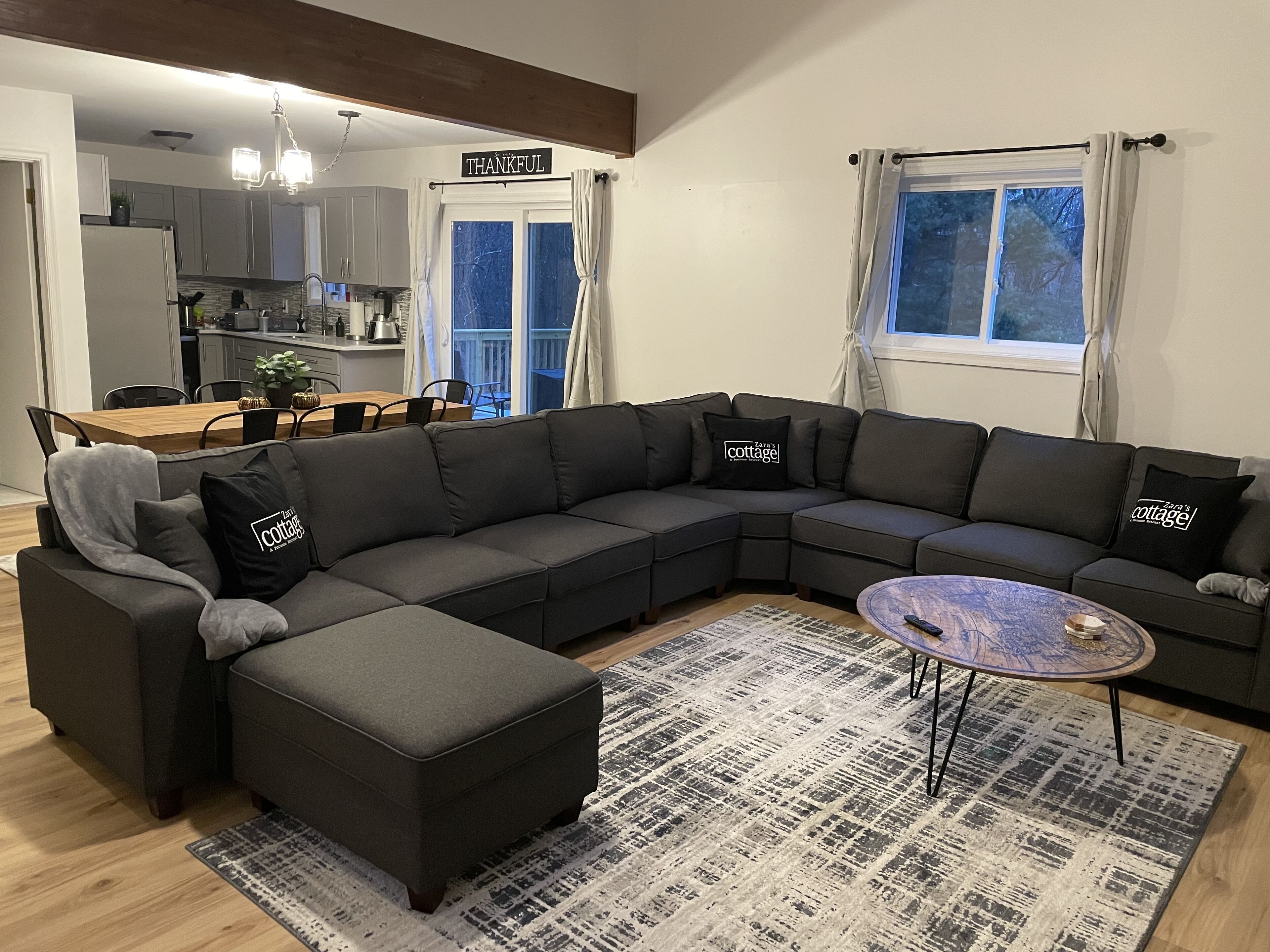 Hot tub/Game Room: Relax & Unwind @ Zara’s Cottage