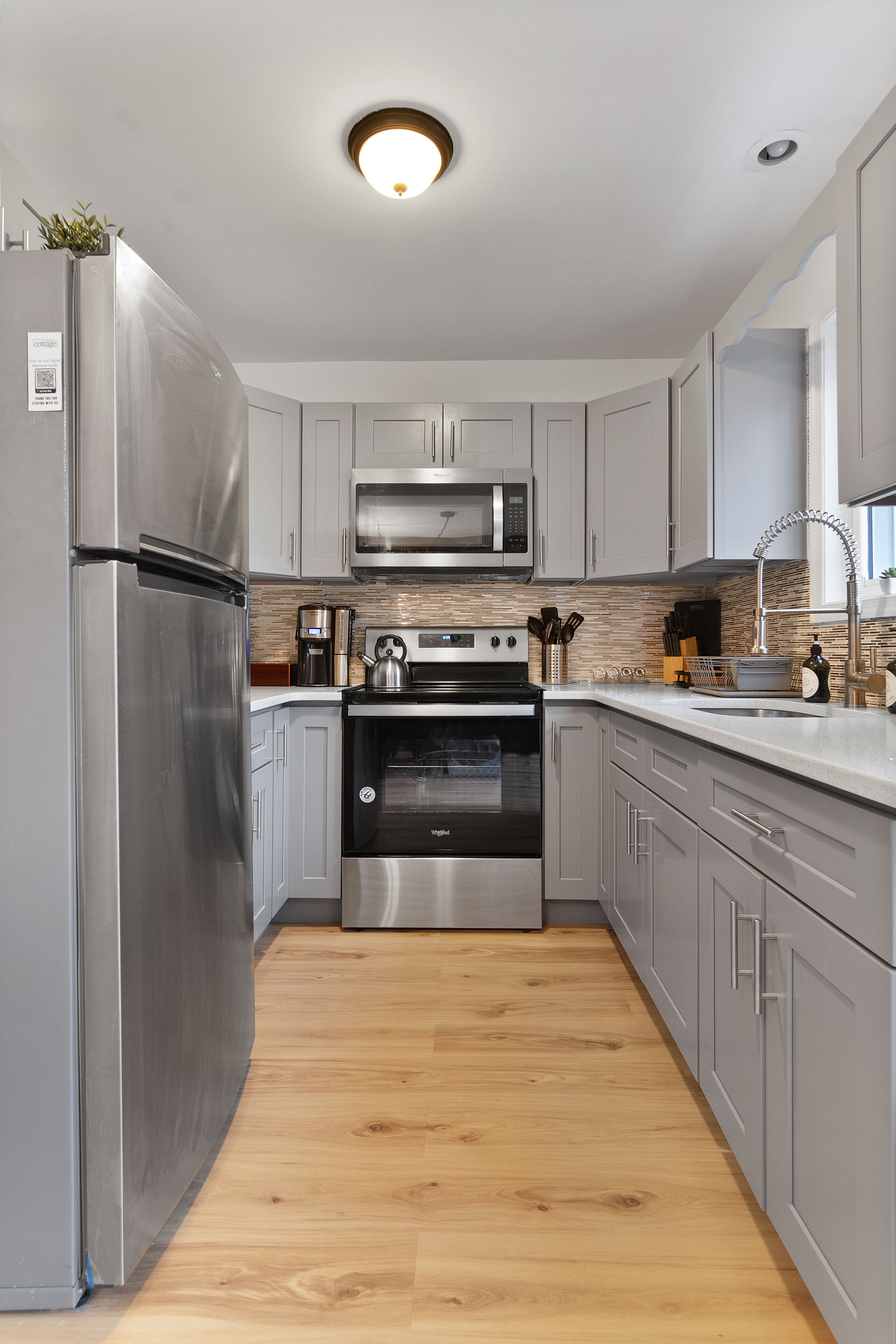 Hot tub/Game Room: Relax & Unwind @ Zara’s Cottage