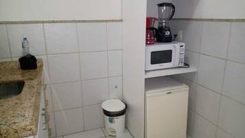 Refrigerador, microondas, placa de cocina, licuadora