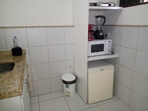 Refrigerador, microondas, parrilla de estufa y licuadora 
