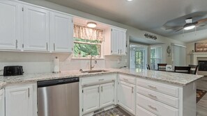 Køleskab, mikrobølgeovn, ovn, kogeplade