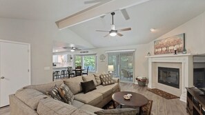 TV connectée, cheminée, table de tennis de table