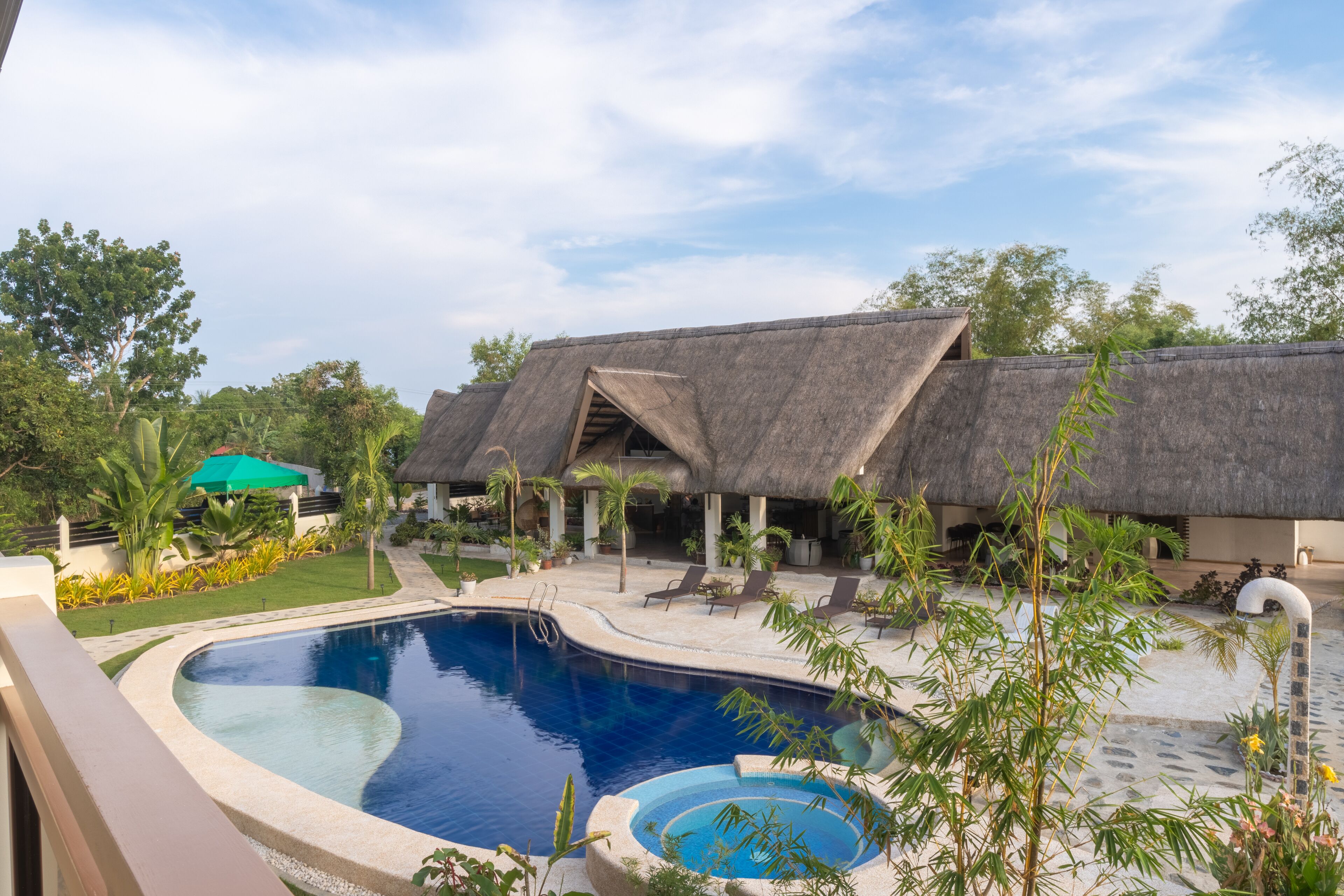 Outdoor pool, pool loungers