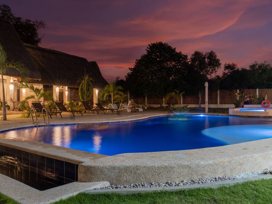 Kolam renang outdoor, dengan kursi berjemur