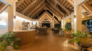Se sirven desayunos y cocina internacional, junto a la piscina