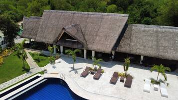 室外游泳池,提供日光浴躺椅