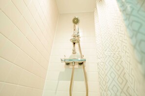 Bathroom - Chic 2 Bedroom Apartment Salford Quays, the Lowry (Salford)