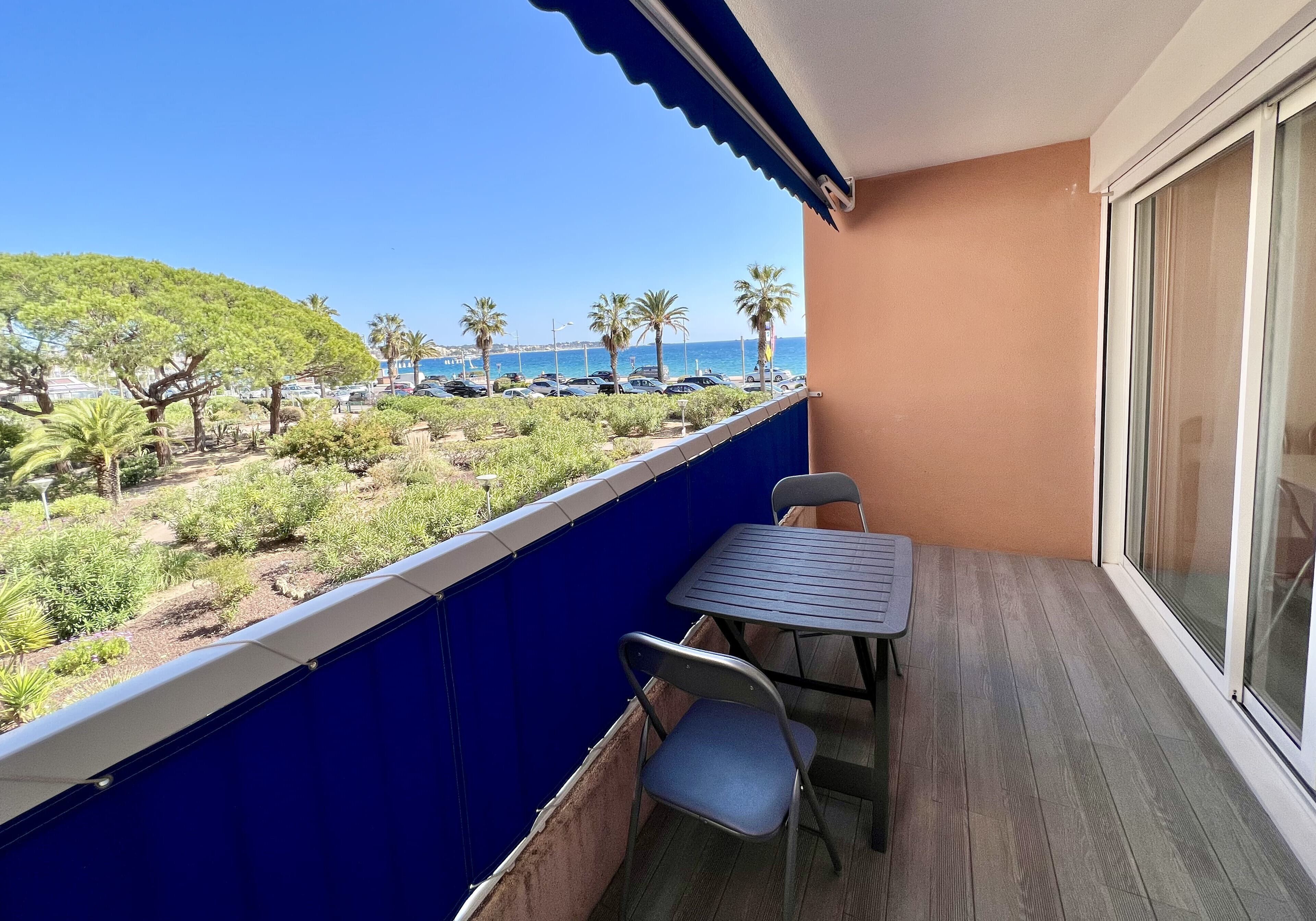 Charming 27 m² with terrace and sea view