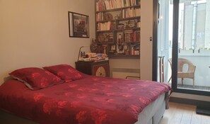2 bedrooms, iron/ironing board, WiFi, bed sheets - Apt quiet and bright with large terrace (Paris)