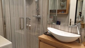 Hair dryer, towels - Apt quiet and bright with large terrace (Paris)