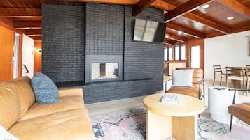 Een smart-tv, een open haard en videogames