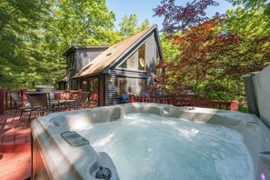 Outdoor dining - Lake Access Lodge w/ Fireplace & Hot Tub (Oakland)