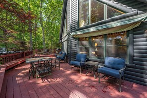 Outdoor dining - Lake Access Lodge w/ Fireplace & Hot Tub (Oakland)