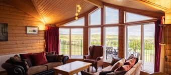 5 Star Award Winning -The Lamont with hot tub sleeps 6 guests in 3 bedrooms
