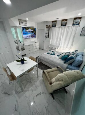 1 bedroom, iron/ironing board, free WiFi, bed sheets - Ocean Breeze * 5 min to Beach * (Fort Lauderdale)