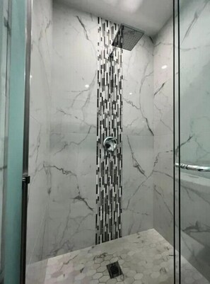 Dusche, kostenlose Toilettenartikel, Haartrockner, Handtücher