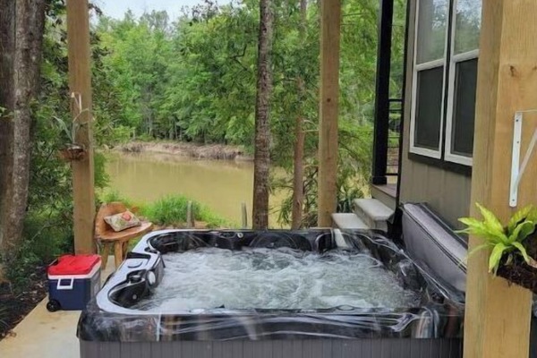Outdoor spa tub