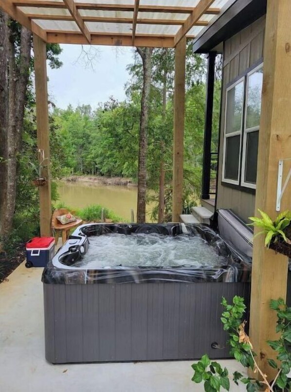 Outdoor spa tub - Naturalist Boudoir BOHO (Lumberton)