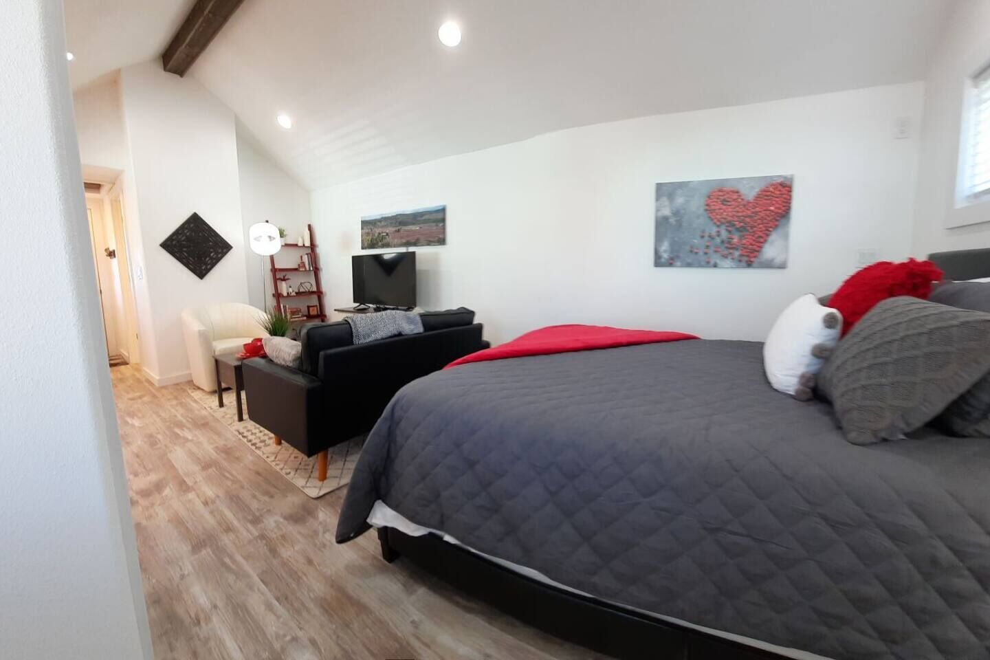 "Cranberry Cottage" Studio by the Beach