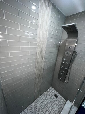 Haartrockner, Handtücher, Seife, Toilettenpapier