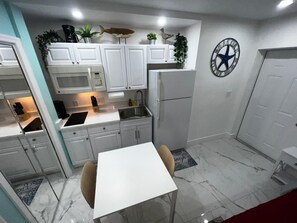 Fridge, oven, stovetop - SeaSide Studio *5 min to beach* (Fort Lauderdale)