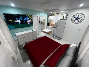 1 bedroom, iron/ironing board, WiFi, bed sheets - SeaSide Studio *5 min to beach* (Fort Lauderdale)