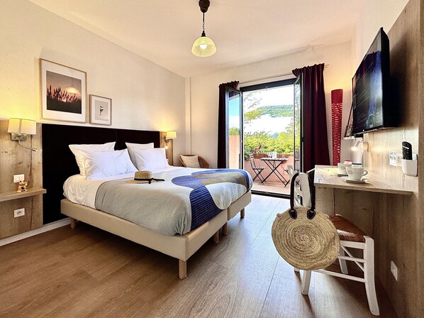 Phòng đôi Superior | Bộ đồ giường cao cấp, nệm có lớp đệm bông, két bảo mật tại phòng