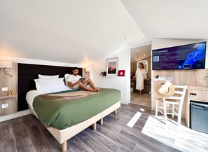 Classic Double Room | Premium bedding, pillow-top beds, in-room safe, individually decorated - Hotel Le Provence - Restaurant Le Styx (La Palud-sur-Verdon)