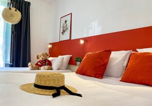 ห้องคลาสสิกทริปเปิล | เครื่องนอนระดับพรีเมียม, เตียงพร้อมฟูกเสริมที่นอน, ตู้นิรภัยในห้องพัก