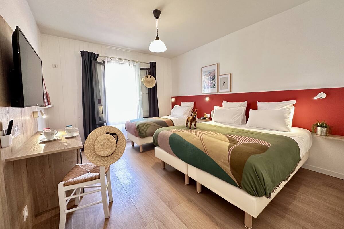 Classic Triple Room | Premium bedding, pillowtop beds, in-room safe, laptop workspace