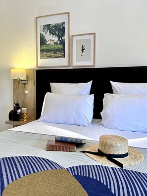 Premium bedding, pillowtop beds, in-room safe, individually decorated - Hotel Le Provence - Restaurant Le Styx (La Palud-sur-Verdon)