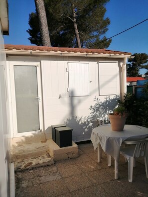 Outdoor dining - 2-BEDROOM CHALET IN SUNNY PROVENCE (LE CASTELLET)