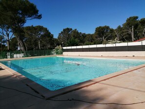Outdoor pool - 2-BEDROOM CHALET IN SUNNY PROVENCE (LE CASTELLET)